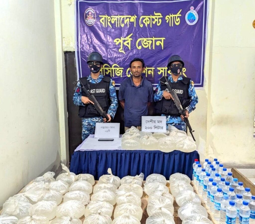 টেকনাফে বসতবাড়িতে দেশীয় মদের কারখানা, ২০০ লিটার মদসহ আটক ১