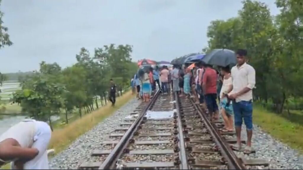 কক্সবাজারের রামুতে ট্রেনে কাটা পড়ে যুবক নিহত