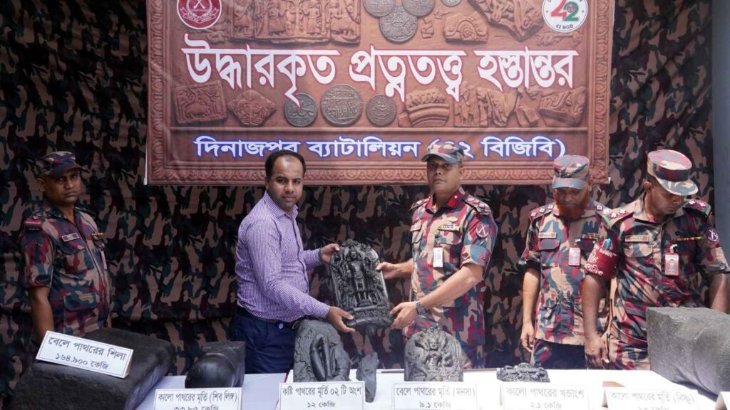 সীমান্তে উদ্ধার ৭ প্রাচীন প্রত্নসম্পদ গেল জাদুঘরে