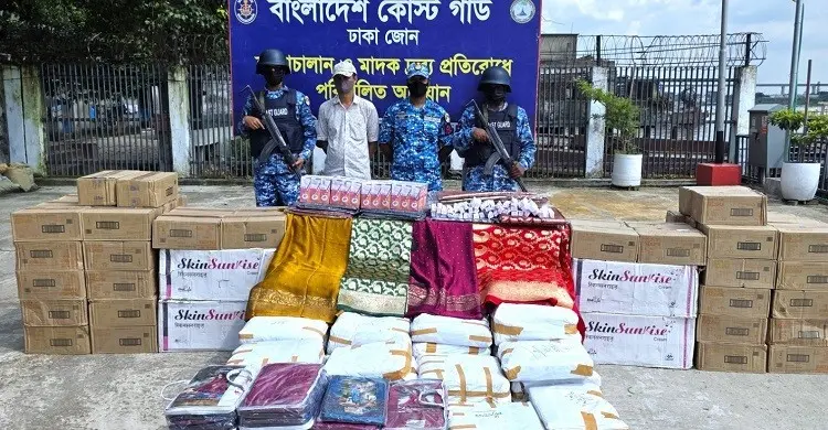 ঢাকায় শুল্ক ফাঁকি দিয়ে আনা বিপুল পরিমাণ ভারতীয় শাড়ি-প্রসাধনী জব্দ