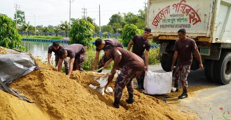 বালুভর্তি ট্রাকে মিললো কোটি টাকার ভারতীয় প্রসাধনী ও শাড়ি