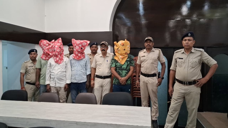 বিহার থেকে বাংলাদেশে পাচারের সময় বিপুল পরিমাণ অস্ত্র জব্দ