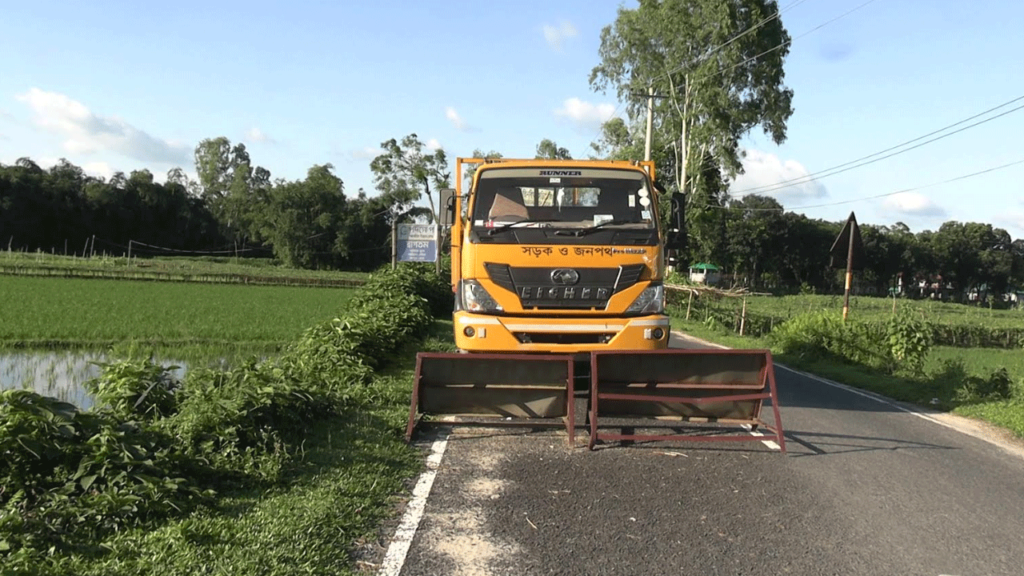 লালমনিরহাটের পাহাড়ি ঢলে দহগ্রামে সড়ক ধস, মেরামতের মালামাল আটকে দিল বিএসএফ