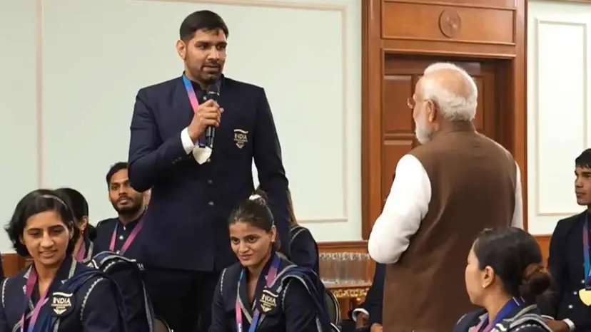 ‘নরেন্দ্র নামটার প্রতি আমার ঘৃণা জন্মে গেছে’, মোদির সামনে স্মৃতিচারণ