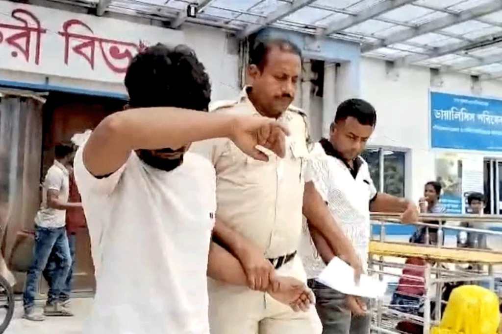 পশ্চিমবঙ্গে বাংলাদেশি পর্যটকদের সঙ্গে প্রতারণা, ২ ভারতীয় গ্রেপ্তার
