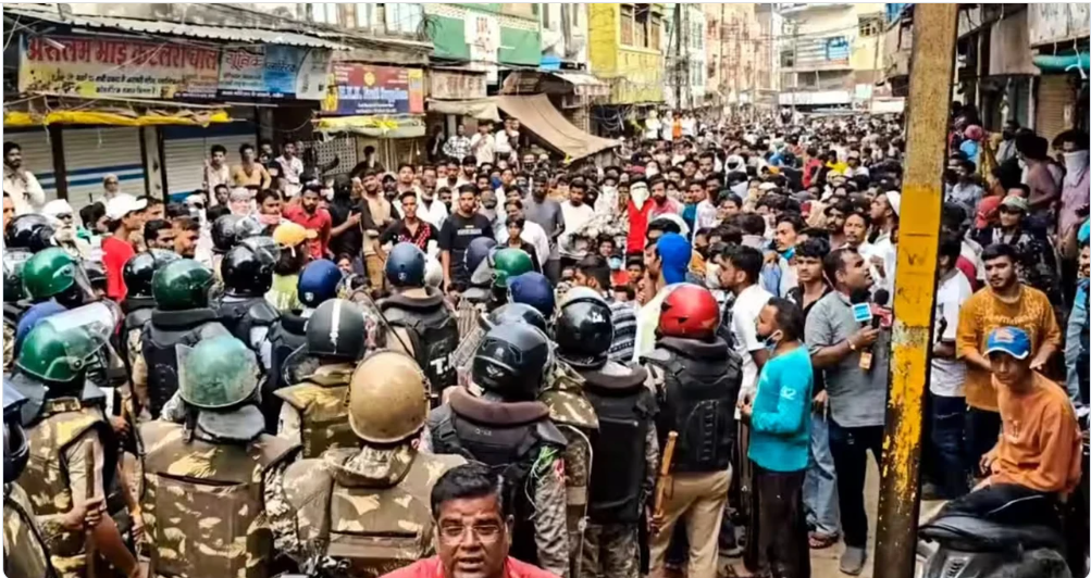 ভারতের মধ্যপ্রদেশে মসজিদ ভাঙা নিয়ে বিক্ষোভ, পুলিশের সঙ্গে তীব্র সংঘর্ষ
