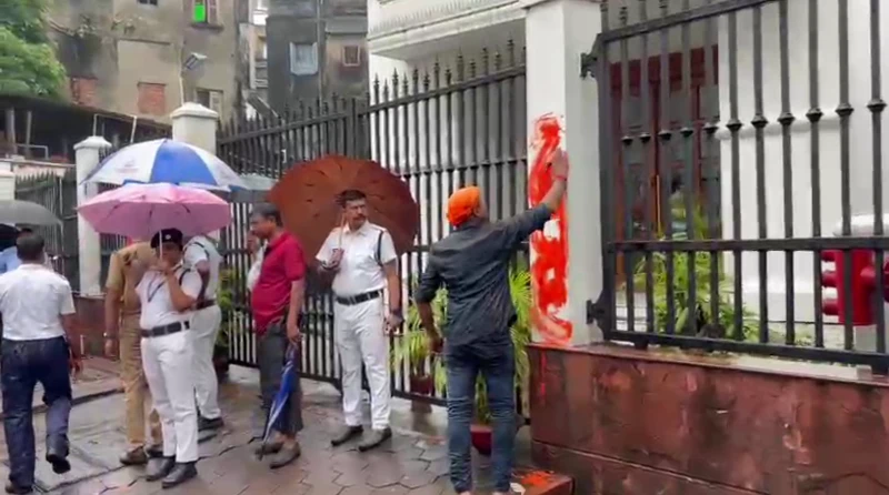 কলকাতায় আনন্দবাজার পত্রিকা অফিস ভবনে লেপে দেওয়া হলো গেরুয়া রঙ