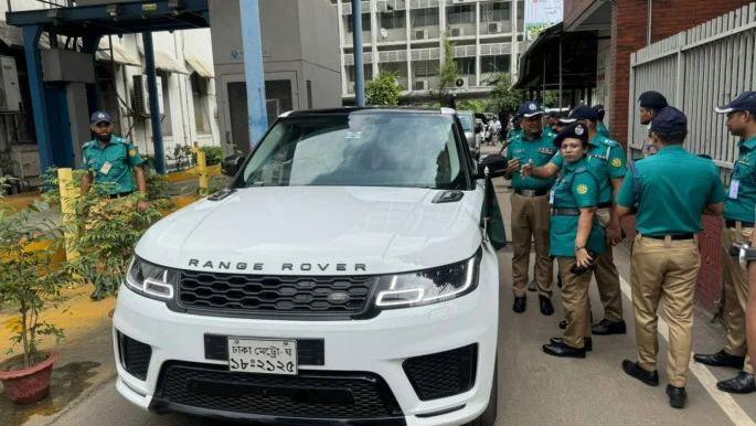 উল্টোপথে চলায় বিমানমন্ত্রীর গাড়ির বিরুদ্ধে মামলা ও জরিমানা