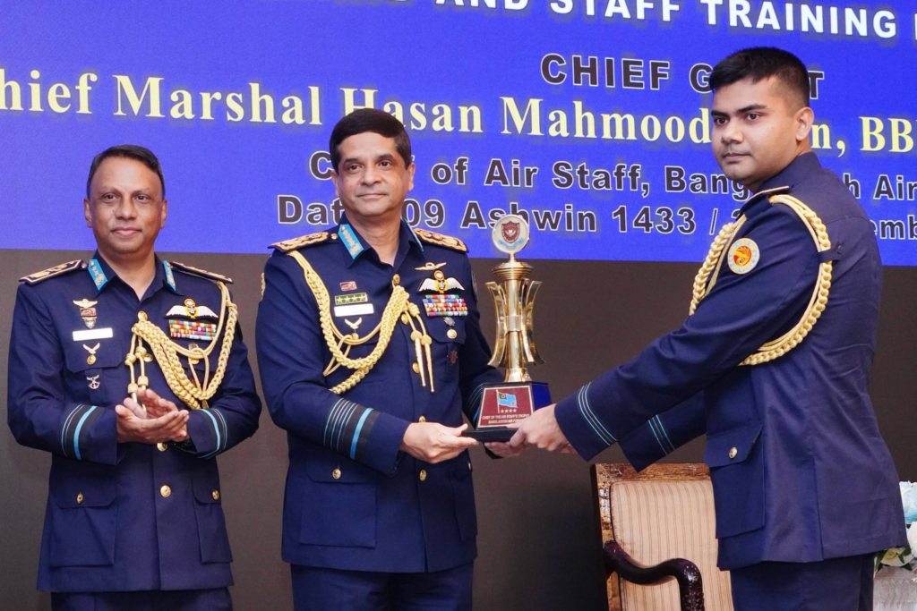 বিমান বাহিনীর ১৩২তম জুনিয়র কমান্ড ও স্টাফ কোর্সের সনদ বিতরণ