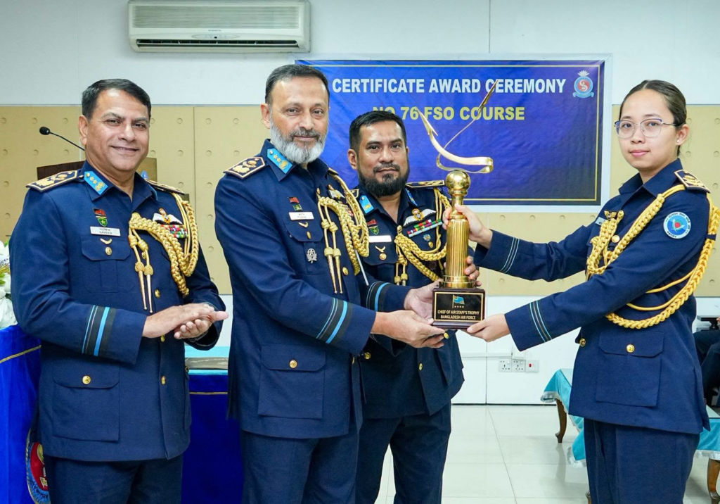বিমান বাহিনীর ৭৬তম ফ্লাইট সেফটি অফিসার্স কোর্সের সনদ বিতরণ
