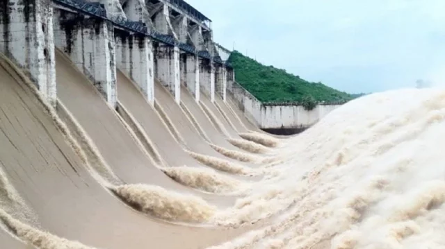 ভারত ফারাক্কা বাঁধ খুলে দিলেও বন্যার ঝুঁকি নেই- বন্যা পূর্বাভাস ও সতর্কীকরণ কেন্দ্র