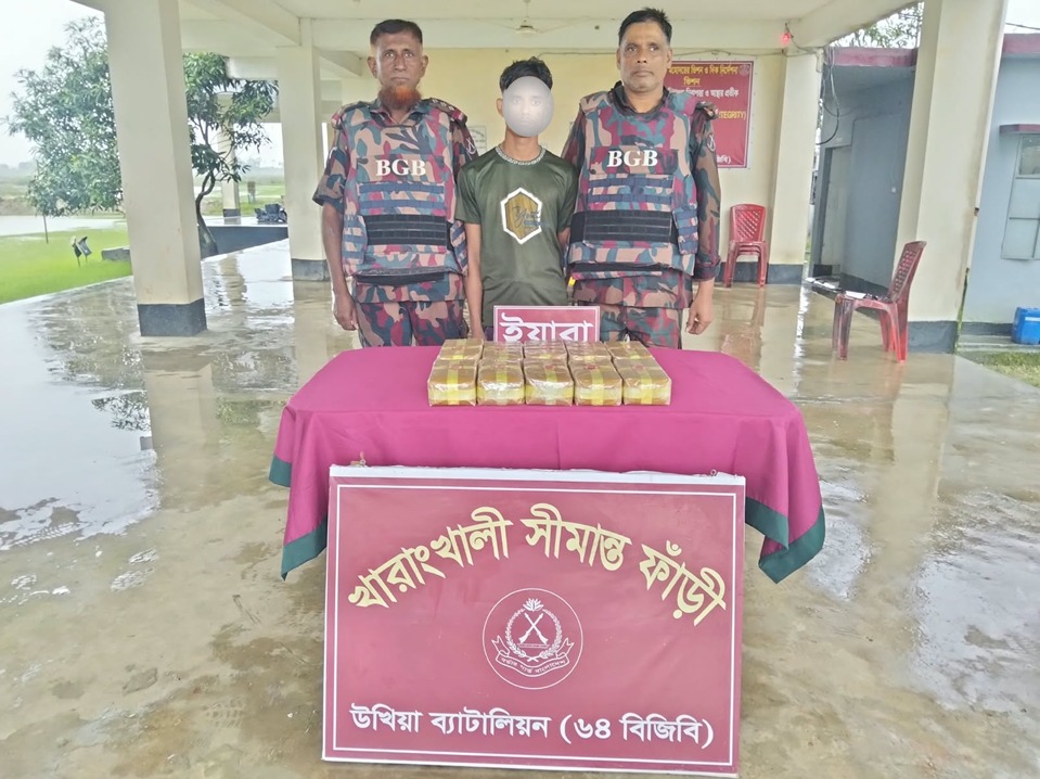 টেকনাফ সীমান্তে ১ লাখ পিস ইয়াবাসহ যুবক আটক