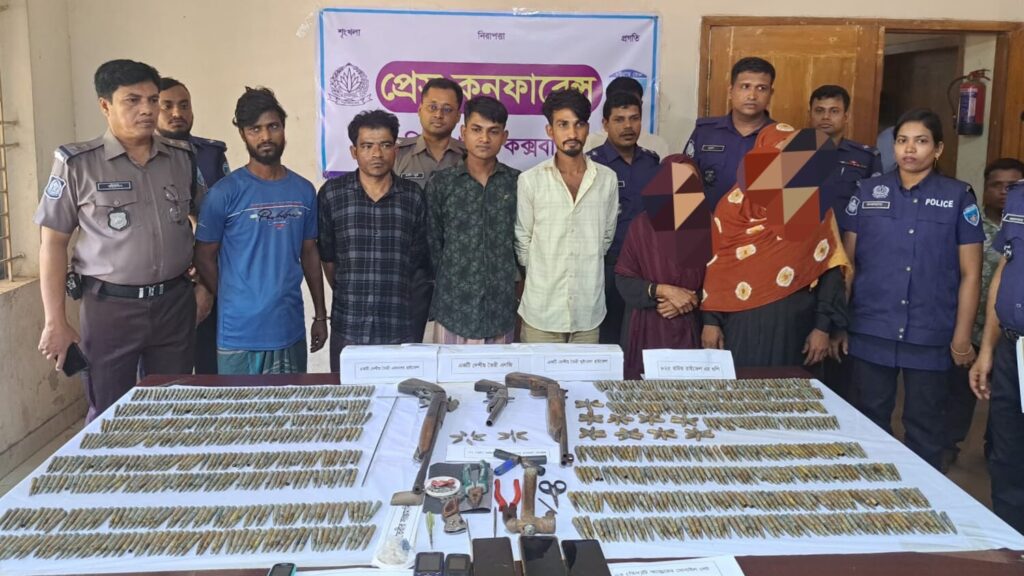 চকরিয়ায় ডাকাতির প্রস্তুতিকালে ছয়জন আটক, তিন বন্দুক ও ৮৮২ গুলি উদ্ধার