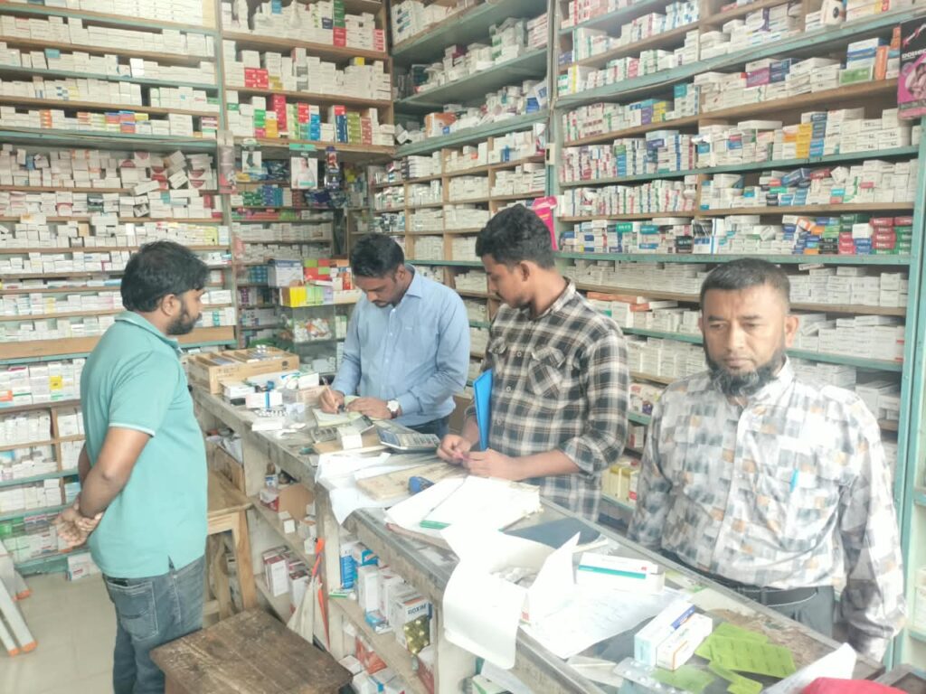 ফিজিশিয়ান স্যাম্পল ও সংরক্ষণে অনিয়ম: মাটিরাঙ্গায় দুই ফার্মেসিকে জরিমানা