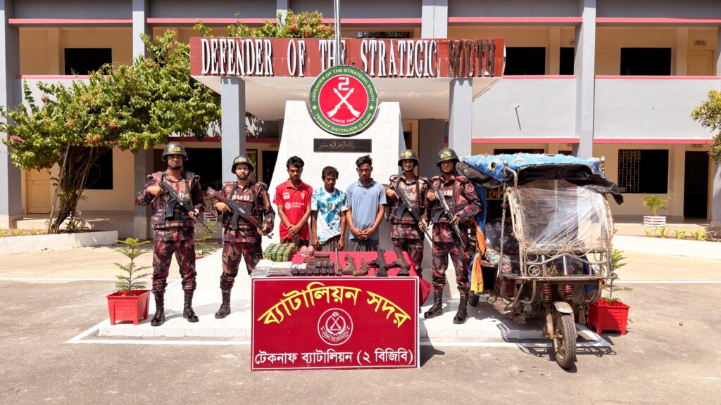 টেকনাফে বিজিবির অভিযানে বিপুল অস্ত্র-বিস্ফোরকসহ ৩ রোহিঙ্গা আটক