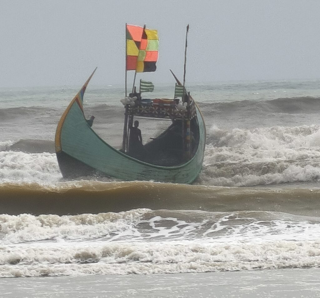 সাগরে জেলেদের কাছে যেভাবে পৌঁছে আবহাওয়ার পূর্বাভাস