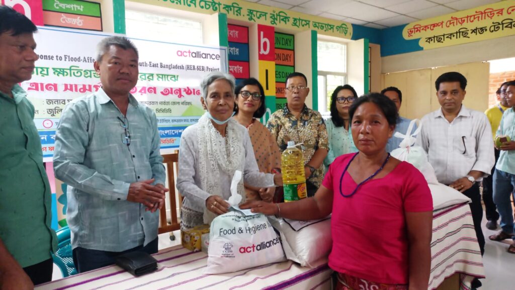বান্দরবানে বন্যায় ক্ষতিগ্রস্ত ৭১ পাহাড়ি পরিবারের পাশে সিসিডিবি