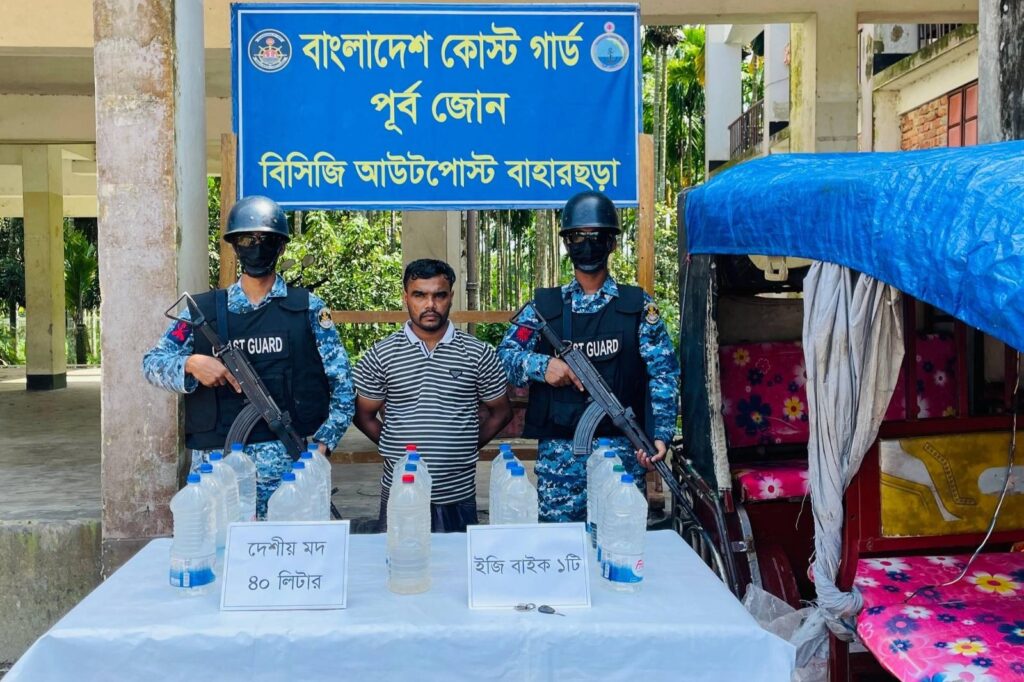 টেকনাফে ৪০ লিটার দেশীয় মদসহ মাদক কারবারি আটক, ইজিবাইক জব্দ