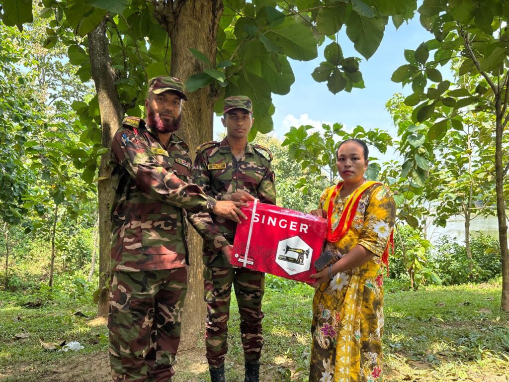 মহালছড়িতে অসহায় দুই পরিবারকে স্বাবলম্বী করতে সেনাবাহিনীর সেলাই মেশিন সহায়তা