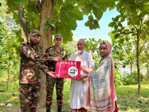 মহালছড়িতে অসহায় দুই পরিবারকে স্বাবলম্বী করতে সেনাবাহিনীর সেলাই মেশিন সহায়তা