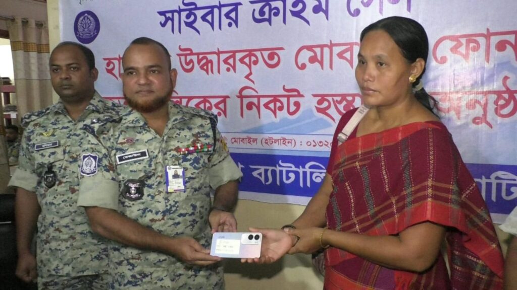 রাঙামাটিতে চুরি যাওয়া ৪২ মোবাইল ও ৭৭ হাজার টাকা উদ্ধার করল ১৮ এপিবিএন
