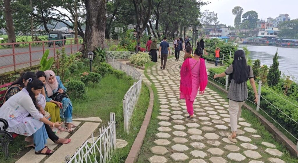 পর্যটকদের ভিড়ে মুখর রাঙামাটি, বিনোদনহীনতায় ছুটির বিকেল কাটছে শহরবাসীর