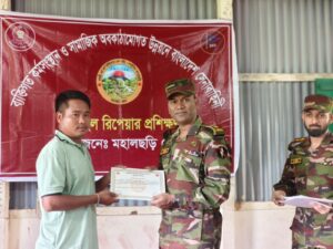পাহাড়ি-বাঙালি যুবকদের দক্ষতা উন্নয়নে মহালছড়ি জোনের মোবাইল রিপেয়ারিং প্রশিক্ষণ
