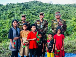 সেনাবাহিনীর সহায়তায় মিজোরাম থেকে স্বদেশে ফিরলেন ৩ বম পরিবার, হাতে বাংলাদেশের পতাকা