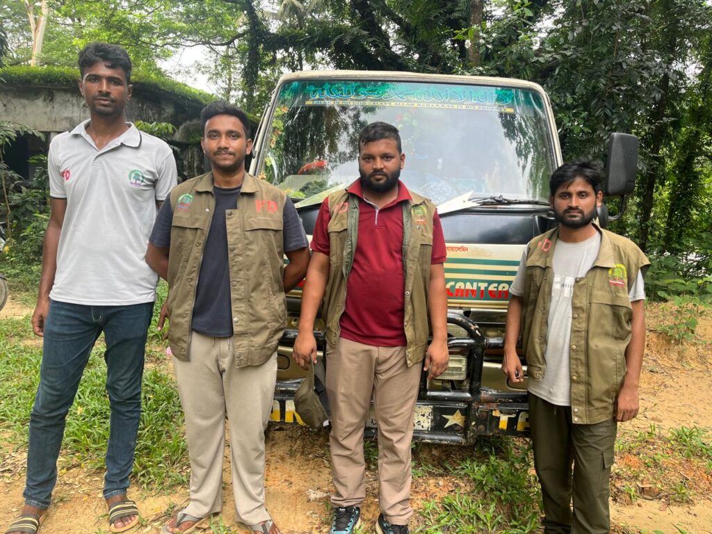 উখিয়ায় পাহাড় কেটে মাটি পাচার, ডাম্পার জব্দ