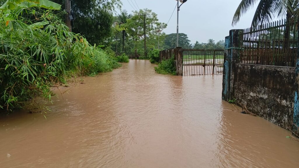 ভোরের ভারী বৃষ্টিতে পানির নিচে খাগড়াছড়ি, কয়েক ঘণ্টা বন্ধ রাঙামাটি সড়ক