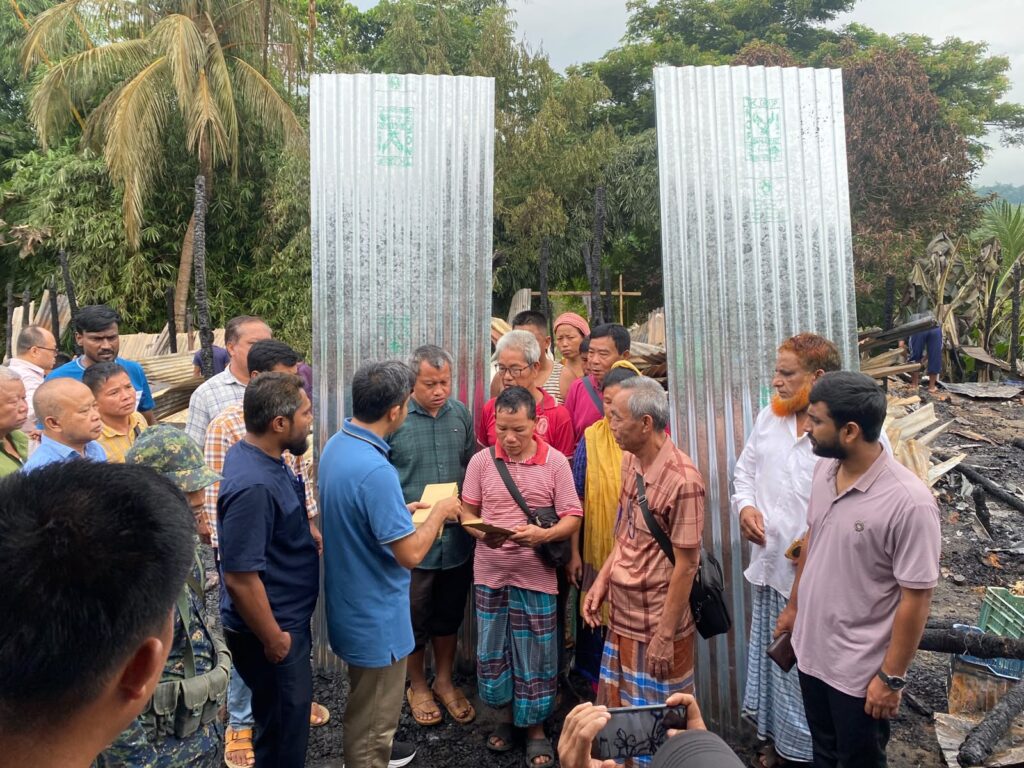 থানচির বলিপাড়া বাজারে অগ্নিকাণ্ডে ক্ষতিগ্রস্তদের প্রশাসনের সহায়তা