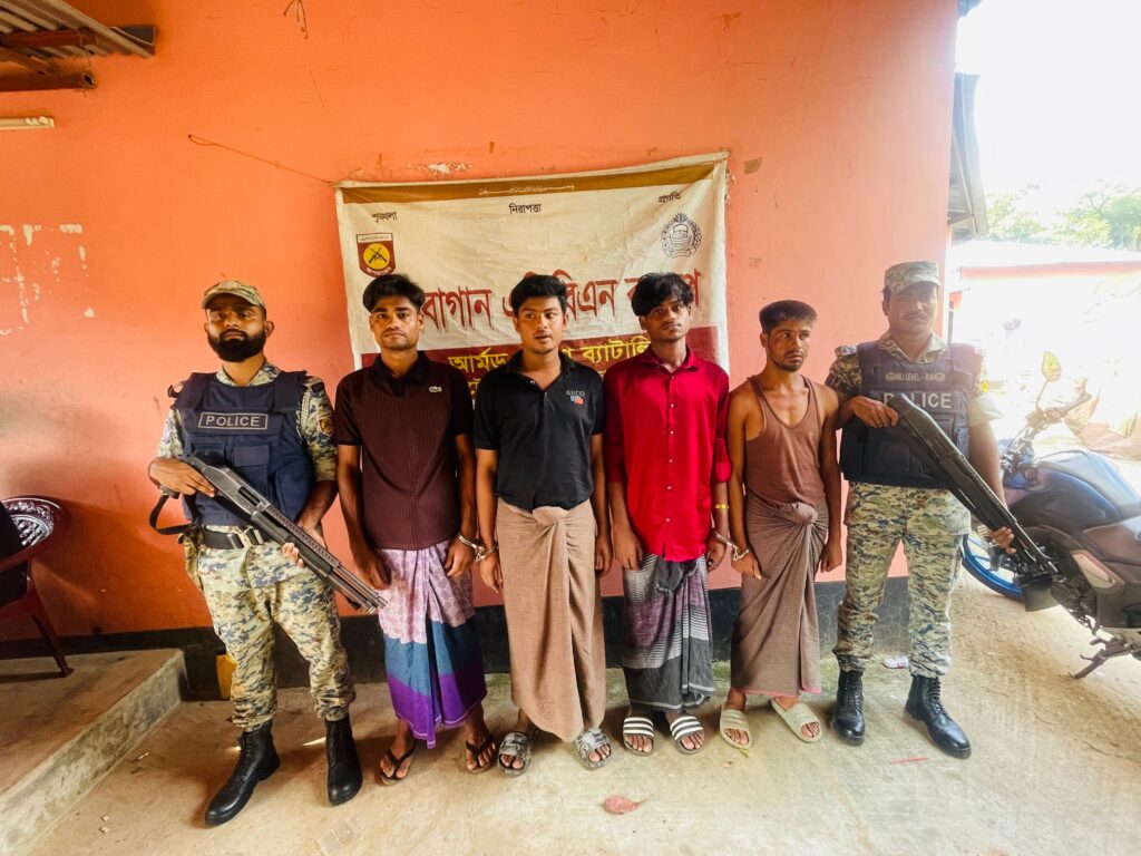 টেকনাফে ১৬ এপিবিএনের বিশেষ যৌথ অভিযান, গ্রেপ্তার ১৫