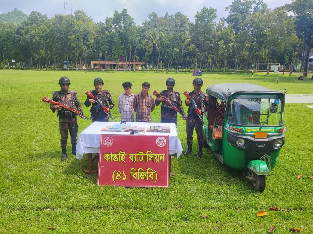 কাপ্তাইয়ে বিজিবির অভিযানে ২৮ লাখ ৪৫ হাজার টাকা ও সিএনজিসহ দুইজন আটক