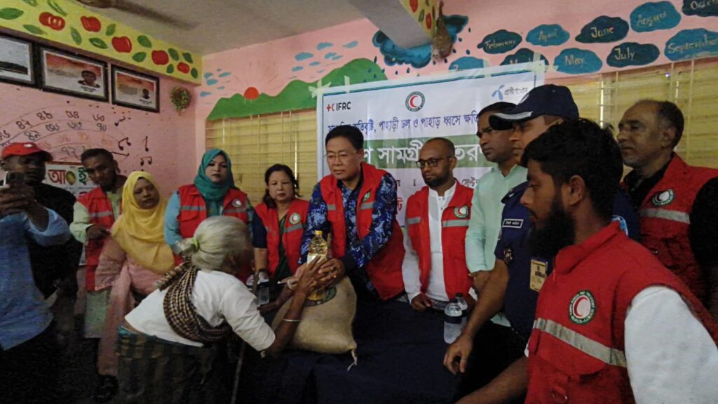 মহালছড়িতে বন্যায় ক্ষতিগ্রস্ত ৫০ পরিবারের পাশে রেড ক্রিসেন্ট, খাদ্য সহায়তা বিতরণ