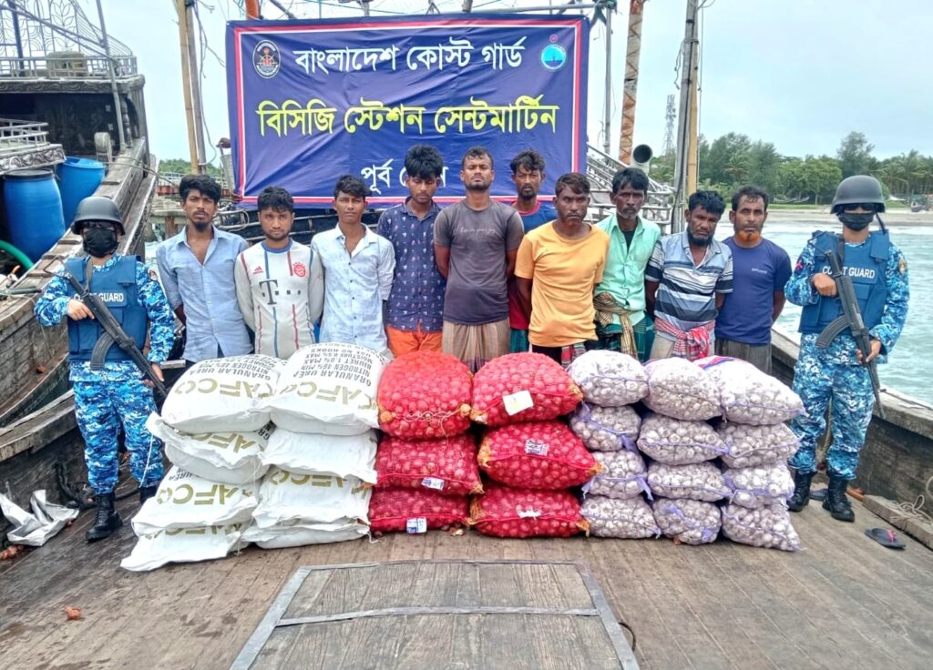 সেন্টমার্টিনে কোস্ট গার্ডের অভিযান, মিয়ানমারে পাচারকালে ১২ টন ইউরিয়া সারসহ আটক ১০