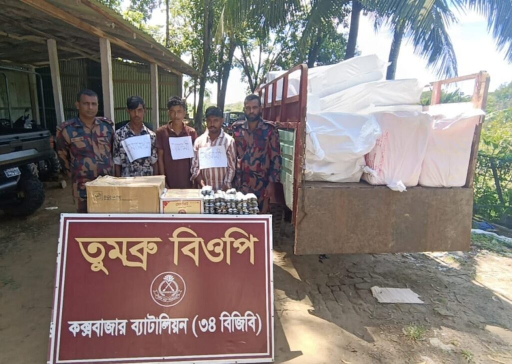 মিয়ানমারে পাচারকালে নাইক্ষ্যংছড়ির তুমব্রু সীমান্তে ট্রাকভর্তি ওষুধ জব্দ, আটক ৩