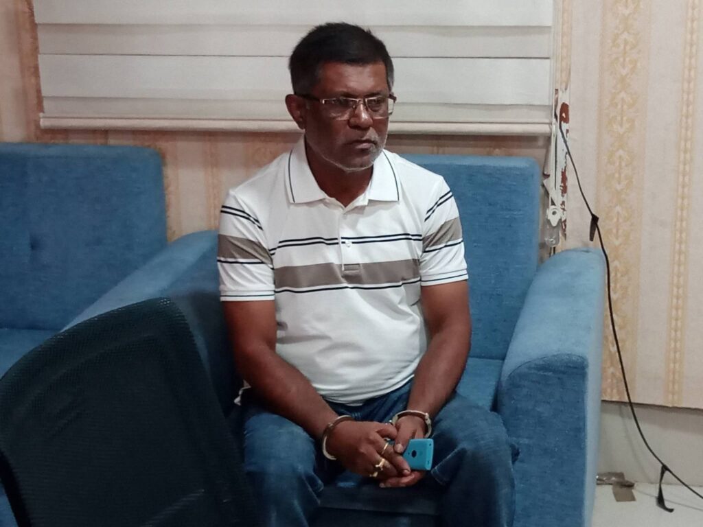 রামগড়ে সচিবের ভাই পরিচয়ে ইউএনওর কাছে এক লাখ টাকা দাবি, আটক ১