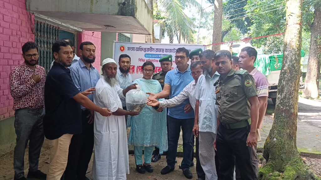কাপ্তাইয়ে ১৬ প্রাতিষ্ঠানিক পুকুরে ১৮৫ কেজি কার্পের পোনা অবমুক্ত