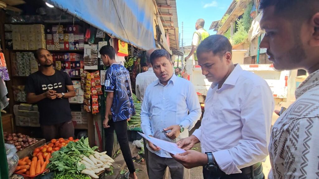 বান্দরবান শহরে ফুটপাত দখলমুক্ত করতে পৌরসভার উচ্ছেদ অভিযান