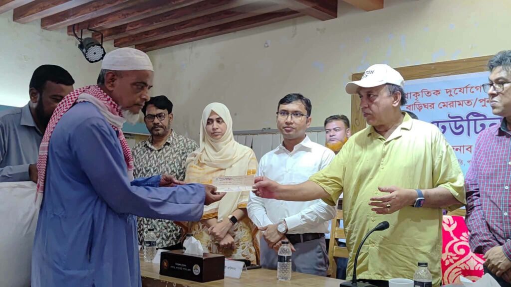 দুর্যোগে ক্ষতিগ্রস্ত রামগড়ের ৪০ পরিবার পেল ঢেউটিন ও নগদ সহায়তা