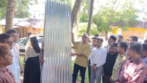 দুর্যোগে ক্ষতিগ্রস্ত রামগড়ের ৪০ পরিবার পেল ঢেউটিন ও নগদ সহায়তা