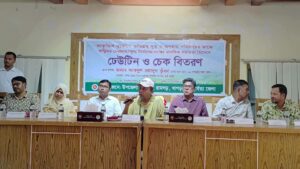 দুর্যোগে ক্ষতিগ্রস্ত রামগড়ের ৪০ পরিবার পেল ঢেউটিন ও নগদ সহায়তা
