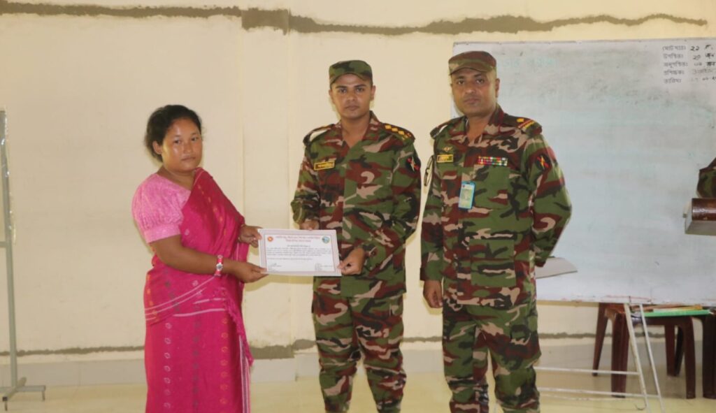 পাহাড়ের প্রত্যন্ত পাড়ায় স্বাস্থ্যসেবায় নতুন ভরসা, ২১ জনকে প্রশিক্ষণ দিল সেনাবাহিনী