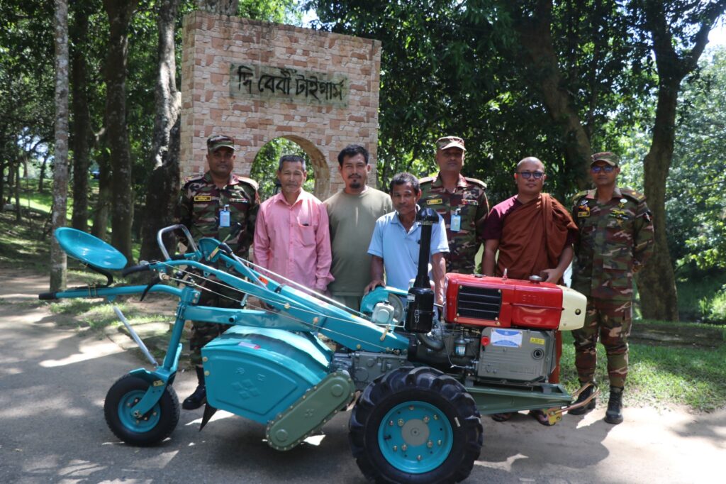 দীঘিনালায় বুদ্ধবিহারে পাওয়ার টিলার প্রদান করল সেনাবাহিনী