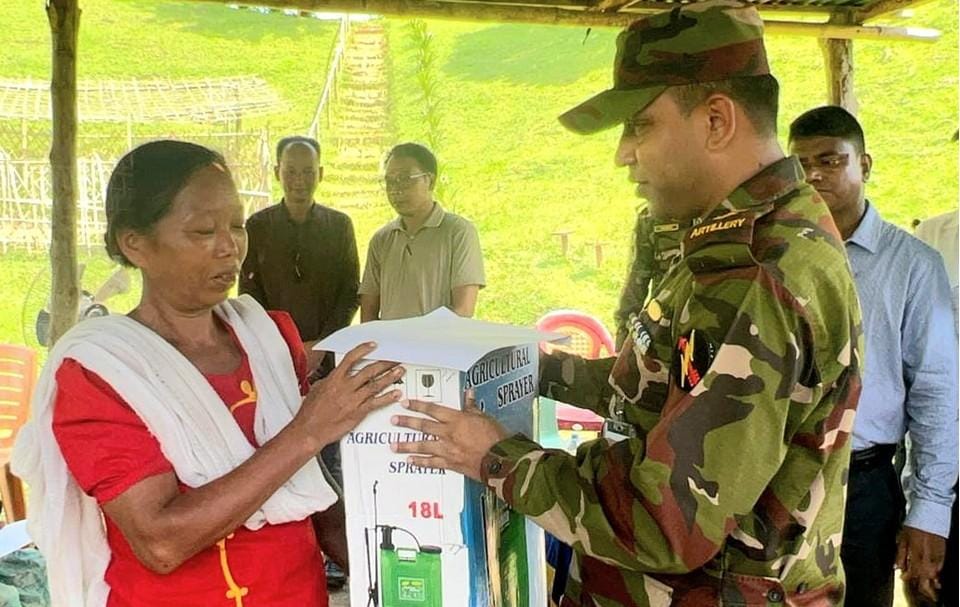 লক্ষ্মীছড়িতে সেনাবাহিনীর উদ্যোগে ১৫ দিনের প্রশিক্ষণ শেষে সনদ ও বিভিন্ন উপকরণ পেলেন প্রান্তিক কৃষকরা