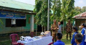 লক্ষ্মীছড়ির দুর্গম এলাকায় শিক্ষার্থীদের মাঝে শিক্ষা ও ক্রীড়া সামগ্রী বিতরণ করল সেনাবাহিনী