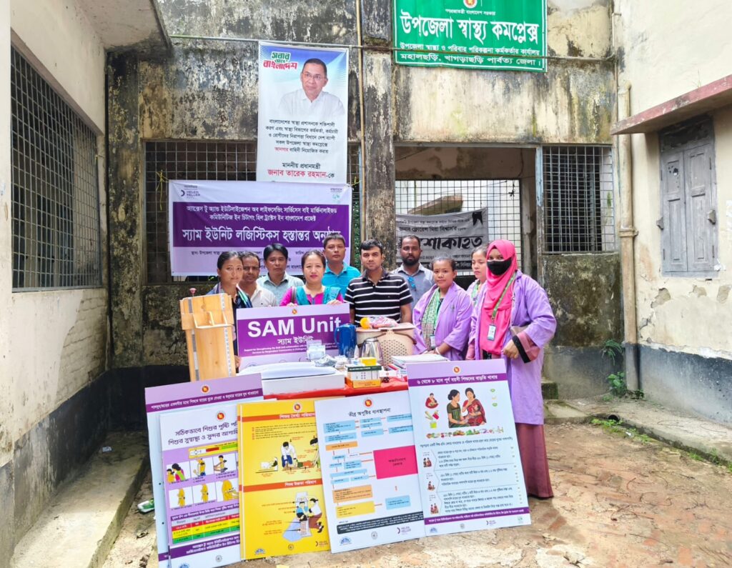মহালছড়ি স্বাস্থ্য কমপ্লেক্সের স্যাম ইউনিটে চিকিৎসা সরঞ্জাম দিল হেলেন কেলার ও জাবারাং
