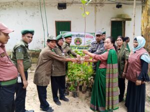 কাপ্তাইয়ে আনসার-ভিডিপির উদ্যোগে ৮০টি গাছের চারা রোপণ ও বিতরণ