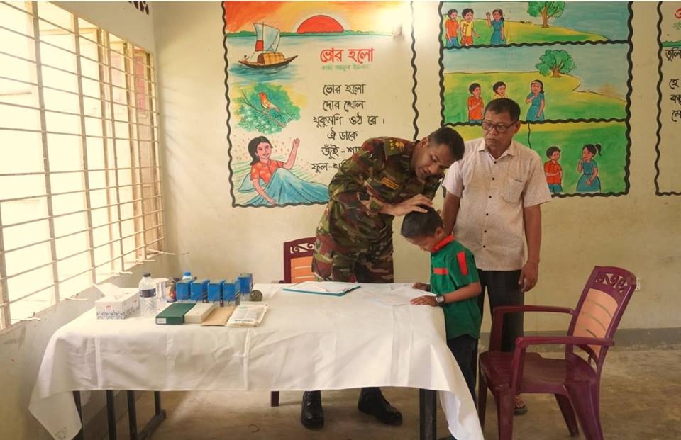 কাপ্তাইয়ে সেনাবাহিনীর উদ্যোগে মেডিকেল ক্যাম্প, বিনামূল্যে চিকিৎসা পেল পাহাড়ি-বাঙালি জনগোষ্ঠী