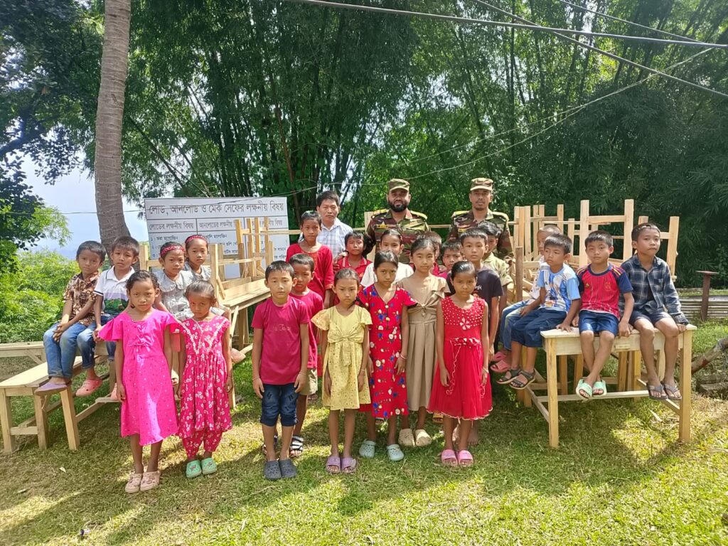 দুইটিলা আর্মি ক্যাম্পে কারবারি সম্মেলন, বিদ্যালয়ে চেয়ার-টেবিল-বেঞ্চ বিতরণ
